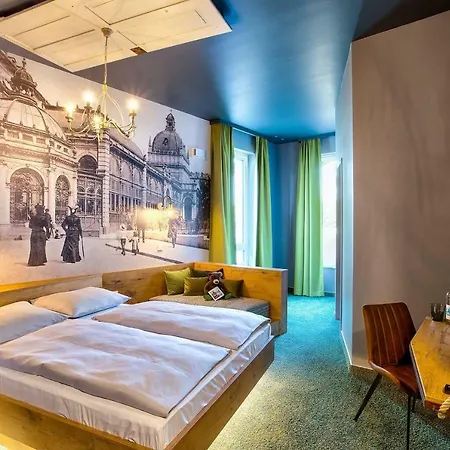 Tinytwice Hotell 3*